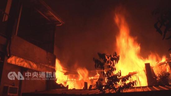 中国台湾苗栗县一铁皮屋起火 房主吃夜宵躲过一劫