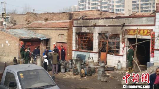 资料图 相关部门对爆炸事故现场开展勘察。 张林虎 摄