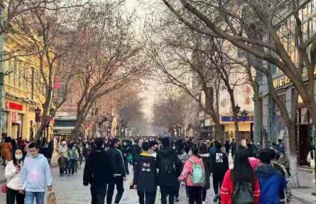 哈尔滨市气温升高 中央大街迈入客流量小高峰