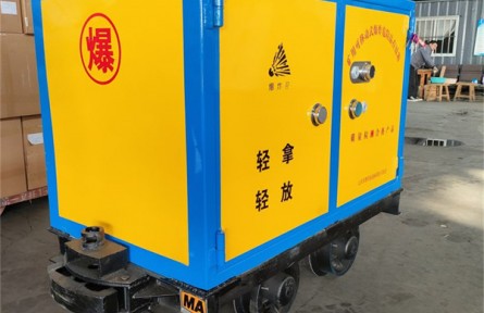 煤矿爆破作业中，轨道式炸药运输车有何作用？